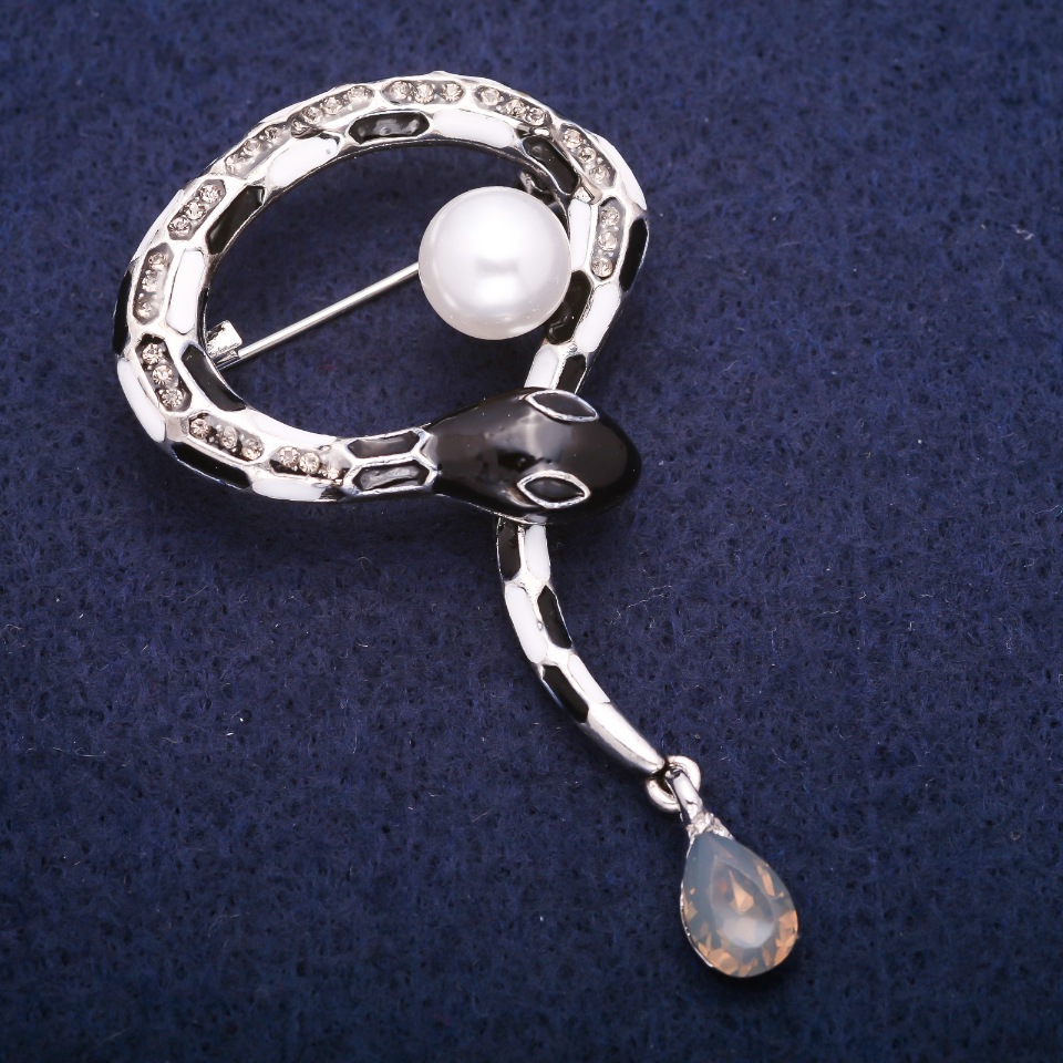 Broszka Wąż z emalią i centralnym koralikiem, metal w kolorze srebra 37×53 mm