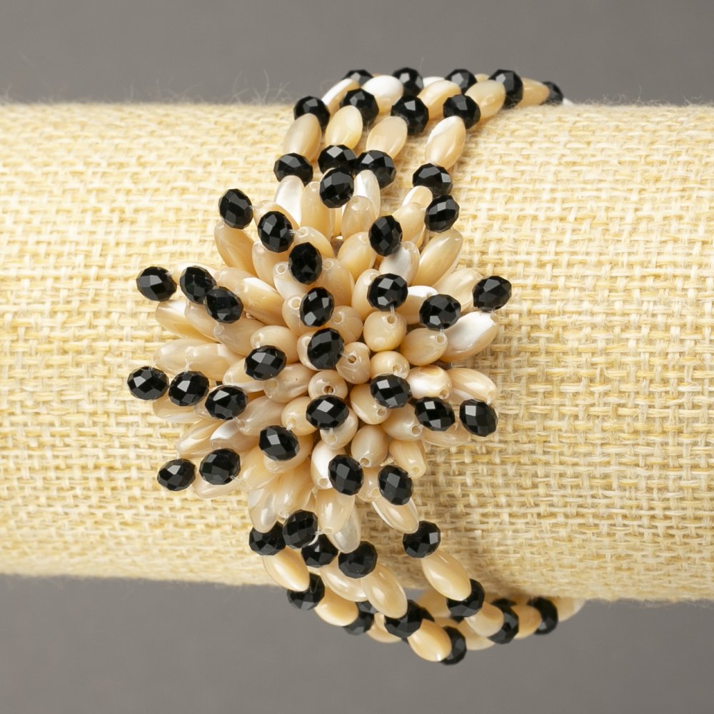 Bransoletka na gumce z masą perłową i szkłem czeskim