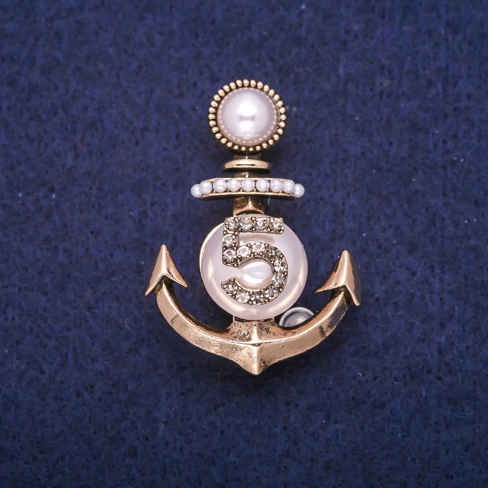 Wyprzedaż broszki Kotwica z koralikami i kryształami, metal złocisty 28×39 mm