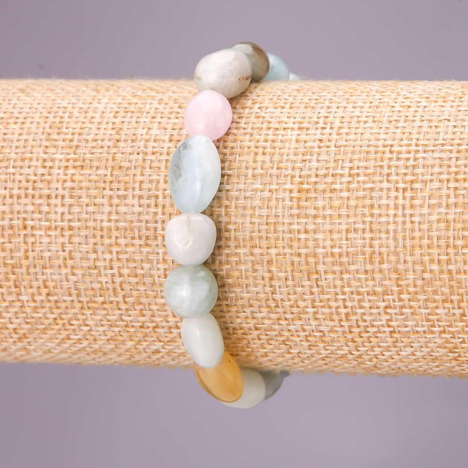 Bransoletka z naturalnego morganitu, elastyczna, fasetowane kuleczki, średnica 8×10 mm, obwód 18 cm