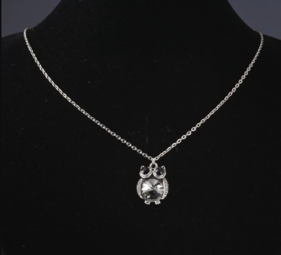 Wisiorek na łańcuszku Sowa z szarym kryształem, długość 52 cm, średnica 2,5 cm