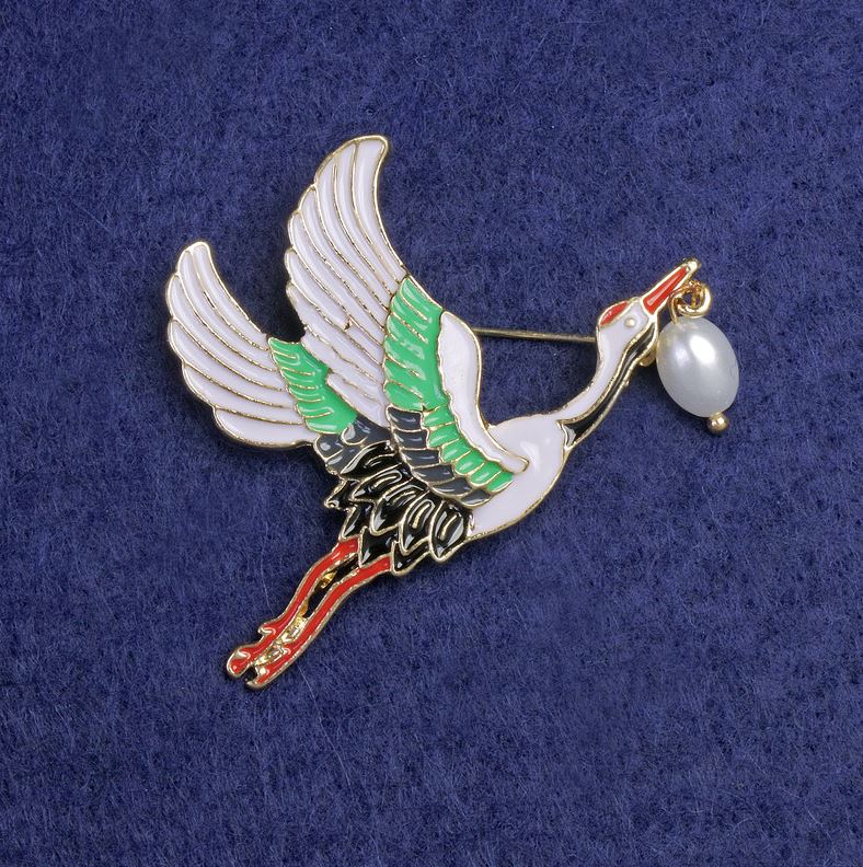 Broszka Bocian z emalią, metal złoty, 50×33 mm