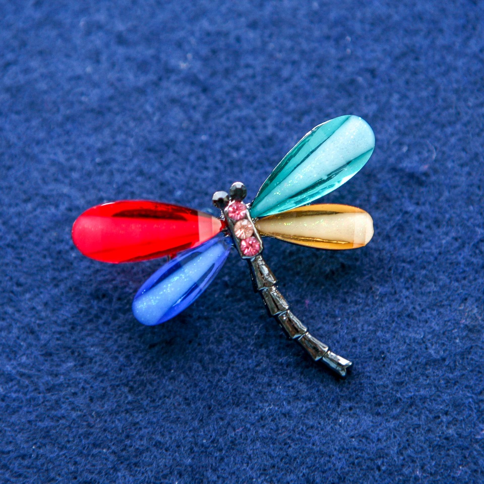 Broszka ważka z kryształami, metal srebrzysty 32×43 mm