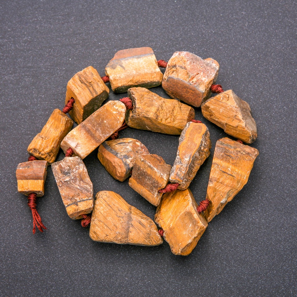 Koraliki nieoszlifowane z tygrysiego oka, na nitkę, galtywka, średnica 20×26 mm (±), długość 42 cm