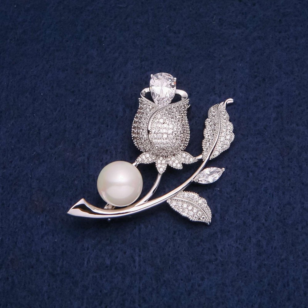 Broszka Róża z białymi kryształami i koralikiem Majorka, 47×36 mm, metal srebrny