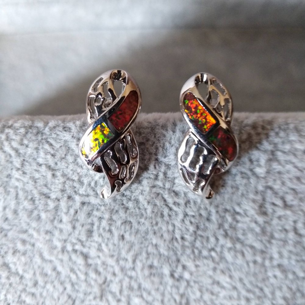 Kolczyki sztyftowe ażurowe, wstawka opalu sztucznego, kolor srebrny / 20×10 mm