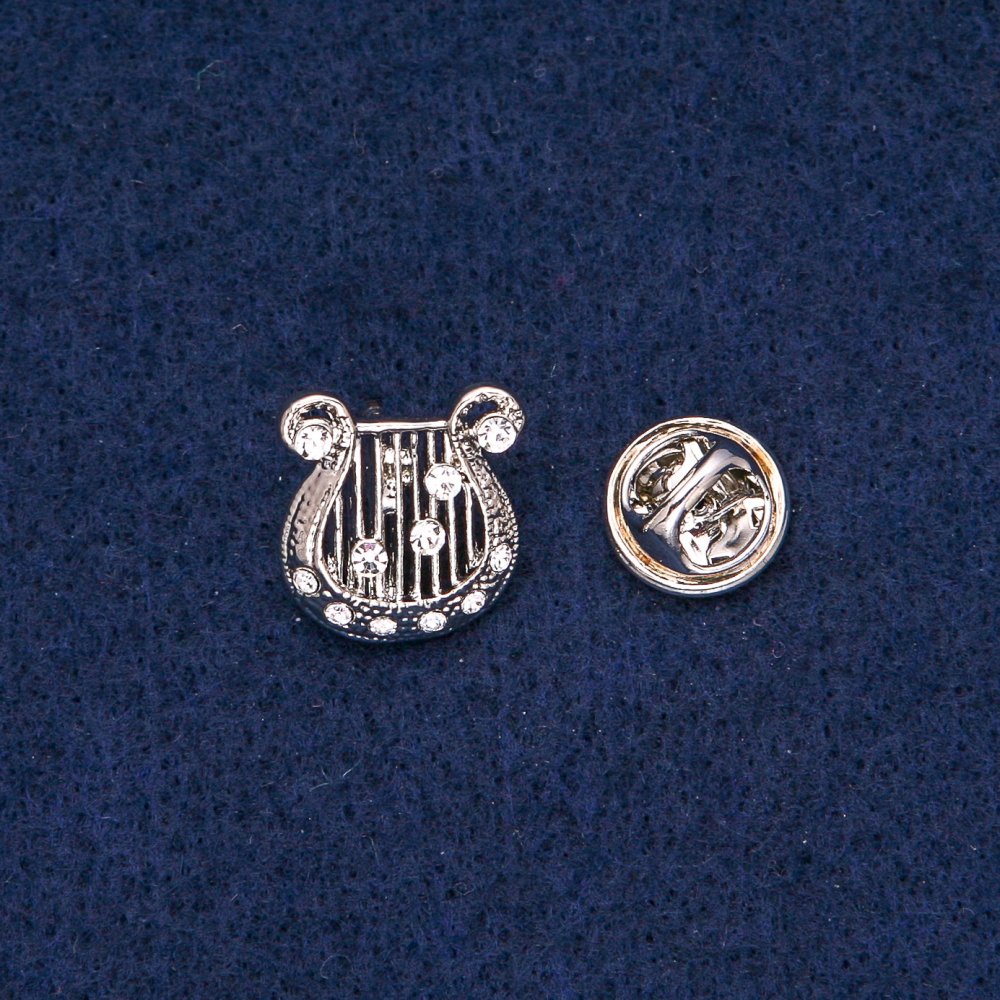 Broszka Lira z białymi kryształami, srebrzysty metal 17×15 mm +