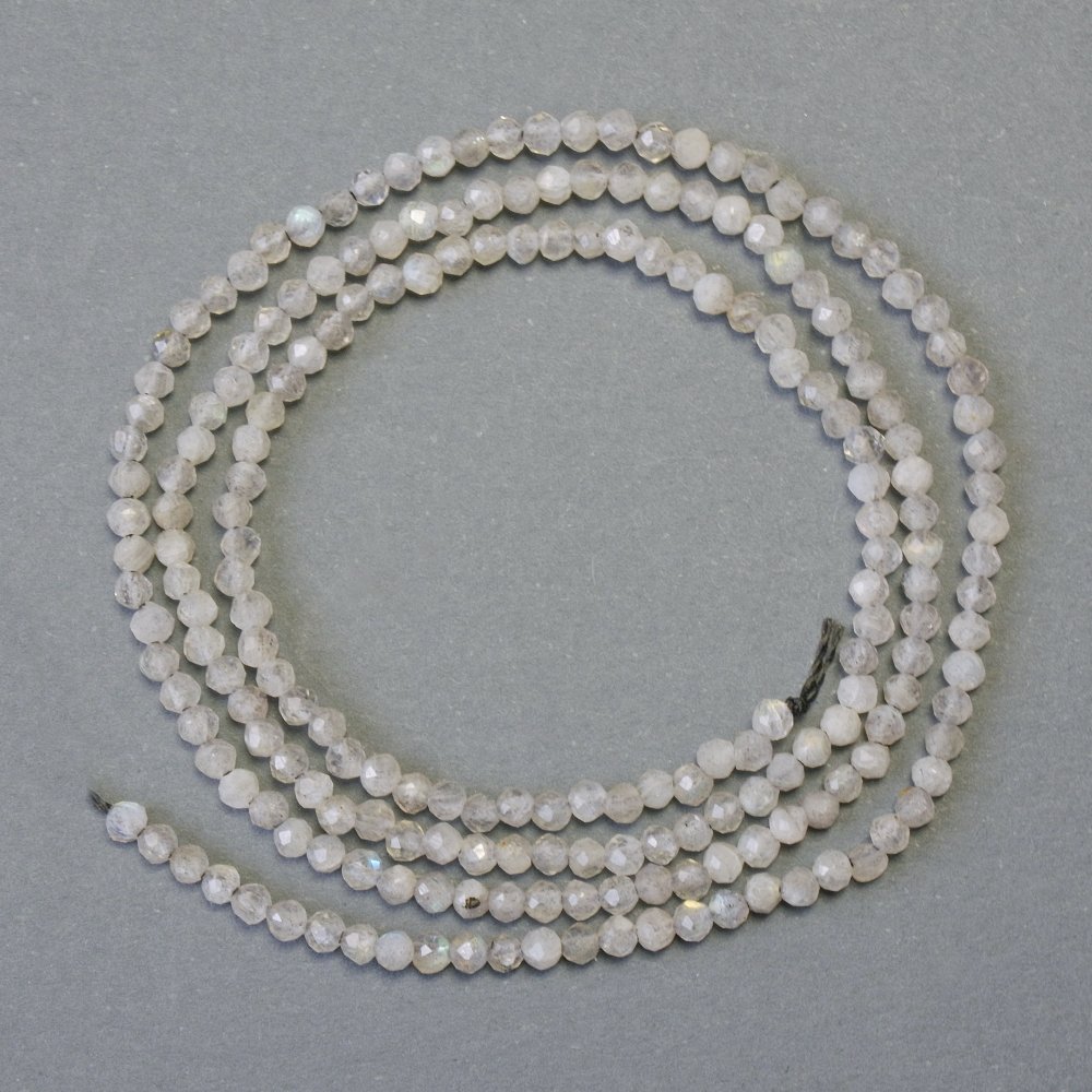 Koraliki z labradorytu na nitce — fasetowana kuleczka, średnica około 2 mm, długość 38 cm