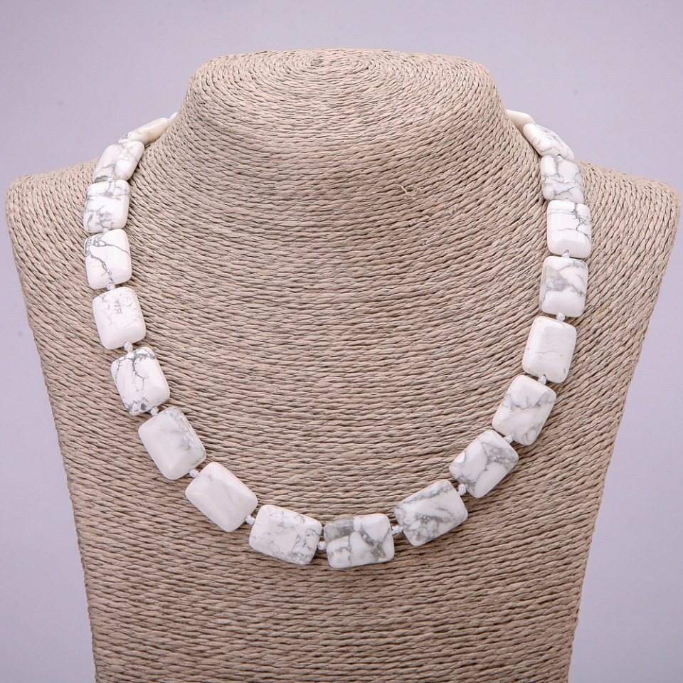 Naszyjnik z naturalnego kamienia howlit prostokątny, wymiary 13×18 mm, długość 48 cm