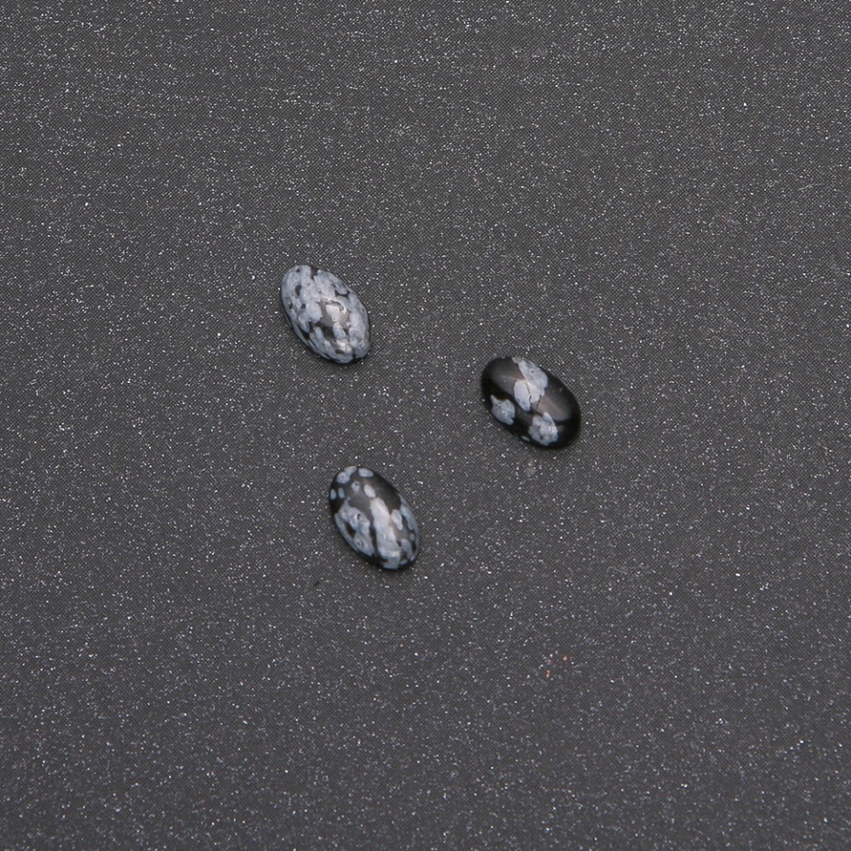 Kaboszon z kamienia śnieżnego obsydianu „Łzy Apaczów” 8x5 mm