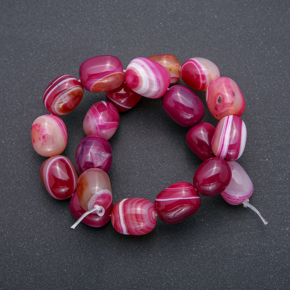 Koraliki na żyłce z naturalnego kamienia - malinowy agat, fasetowane kostki, wymiary 20×15 mm, długość 38 cm (+/-)