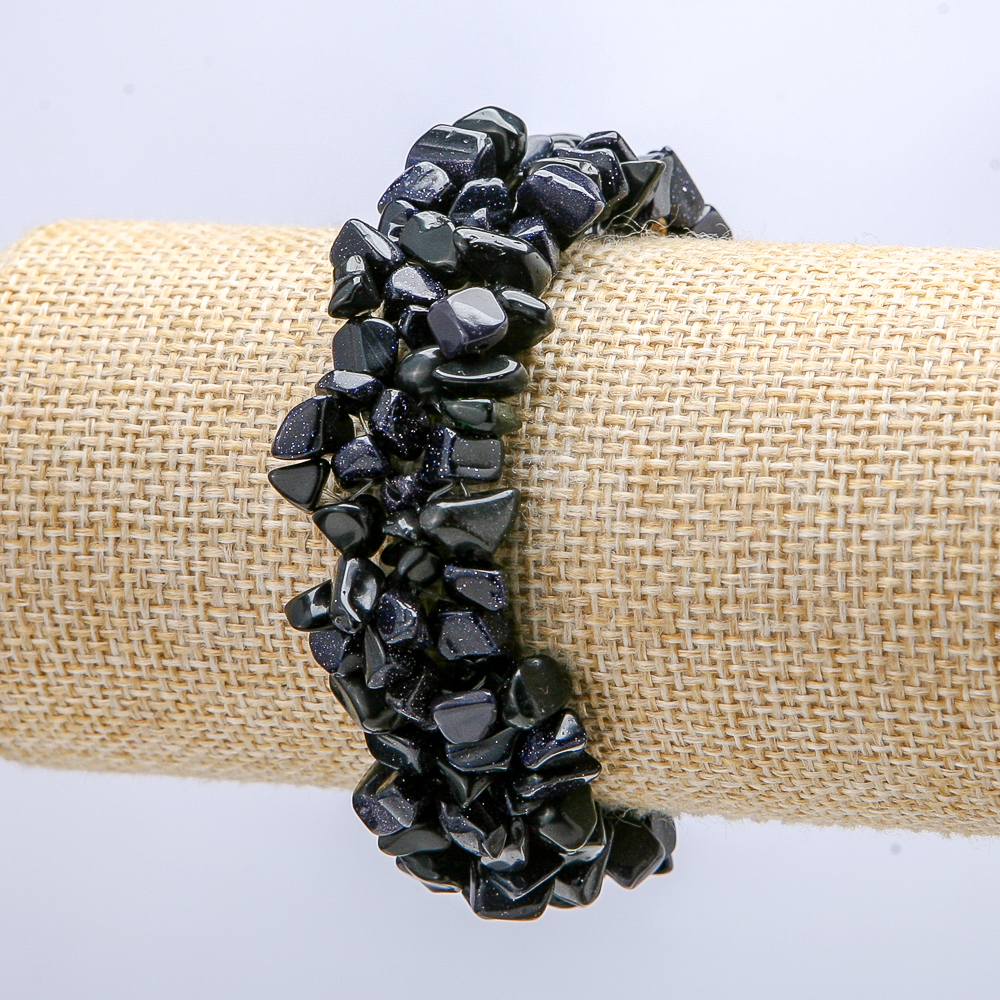 Bransoletka szeroka z awenturytu „Noc Kairu”, kamienie o rozmiarze około 7 mm, obwód 18 cm, szerokość 2 cm