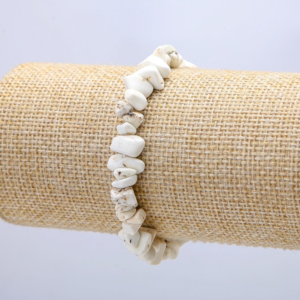 Bransoletka z kamienia howlit, drobinki 7 mm, obwód 18 cm