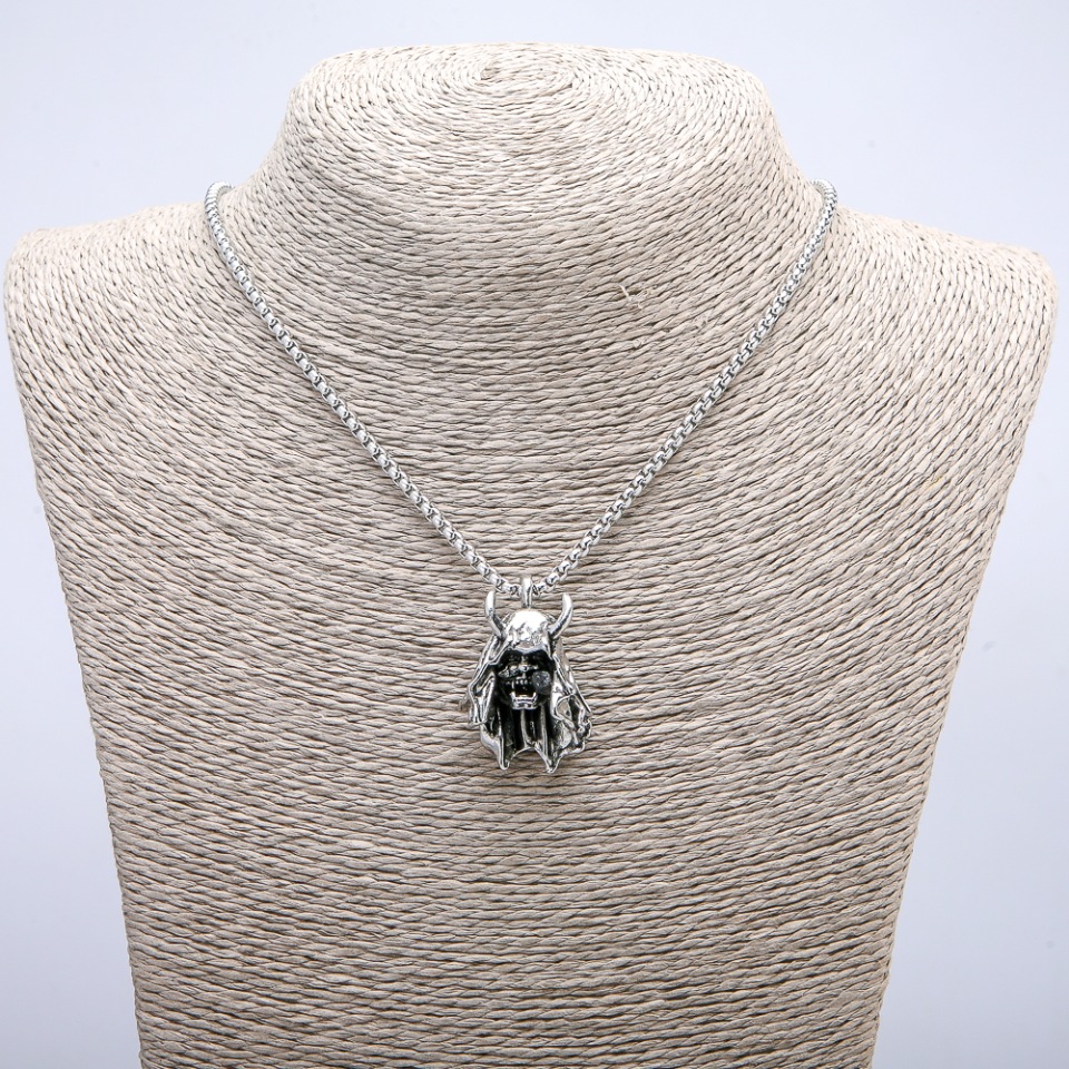 Wisiorek «Demon» 35×24 mm na łańcuszku, długość 70 cm, srebrzysty metal