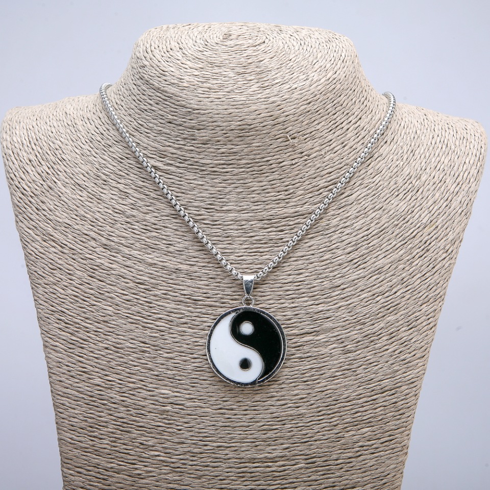 Wisiorek Yin Yang 43×30 mm na łańcuszku, długość ok. 70 cm, srebrzysty metal