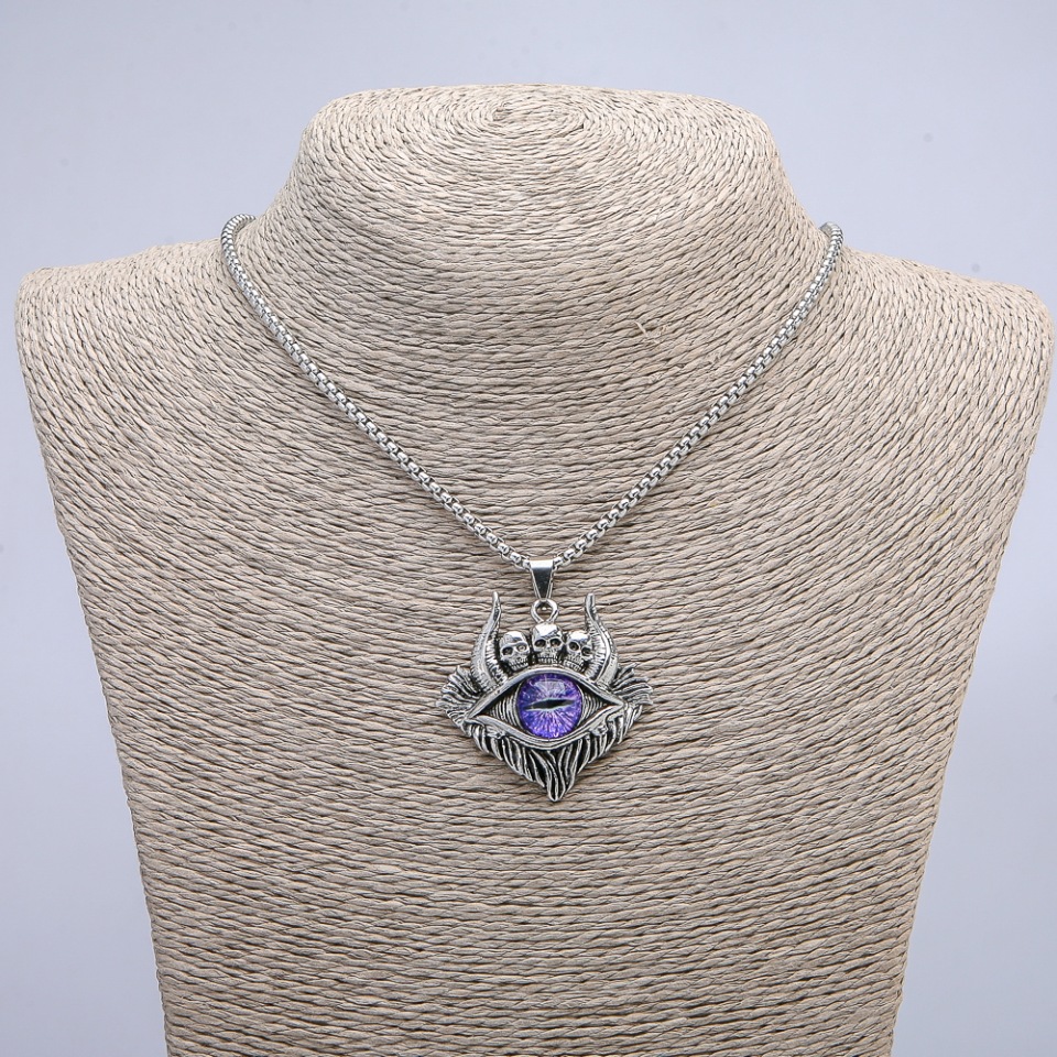 Wisiorek „Oko demona” 45×40 mm na łańcuszku, długość ok. 70 cm; srebrzysty metal