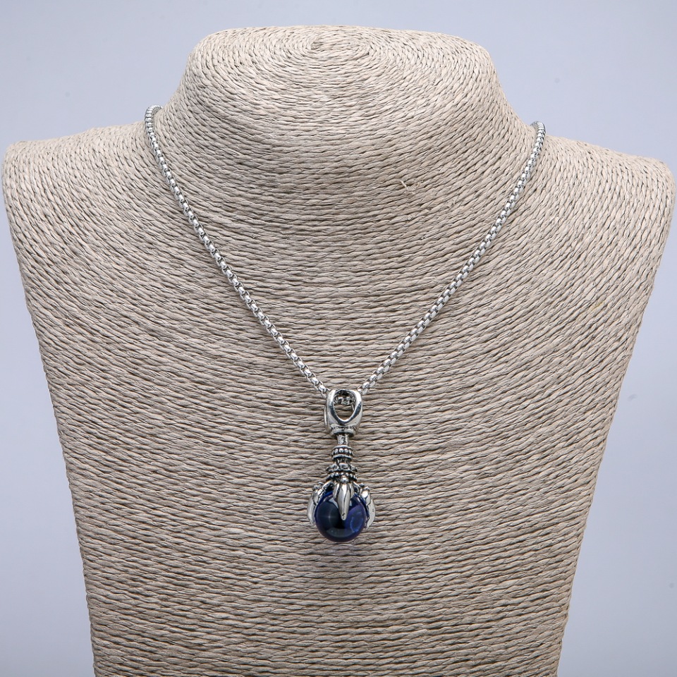 Wisiorek „Łapa z Kulą” 45×20 mm na łańcuszku, długość 70 cm +/- srebrzysty metal