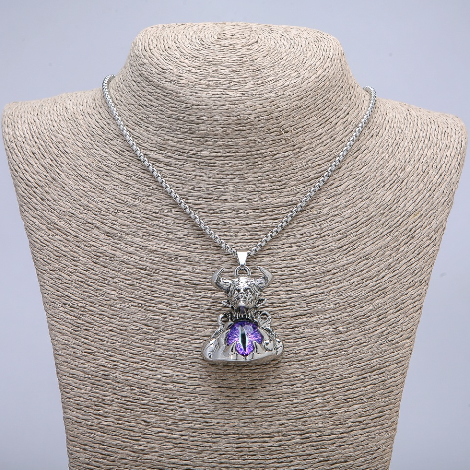 Wisiorek „Demon z okiem smoka” 45×30 mm na łańcuszku, długość ok. 70 cm, srebrzysty metal