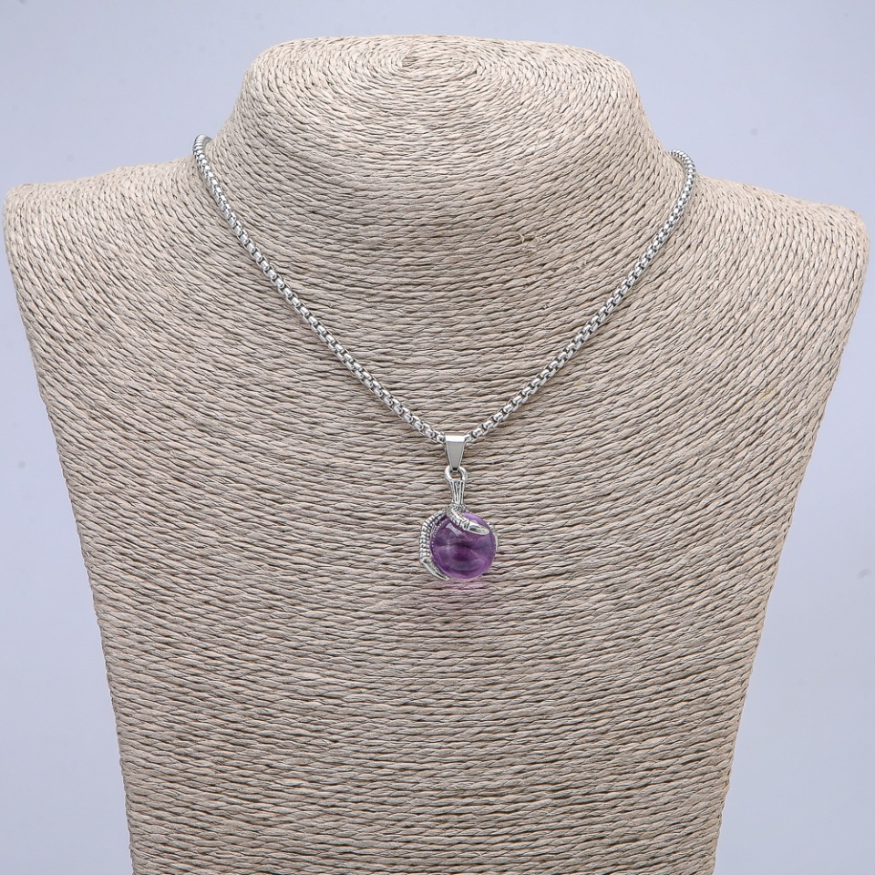 Wisiorek „Kula w łapie” 35×17 mm na łańcuszku, długość 70 cm +/- srebrzysty metal