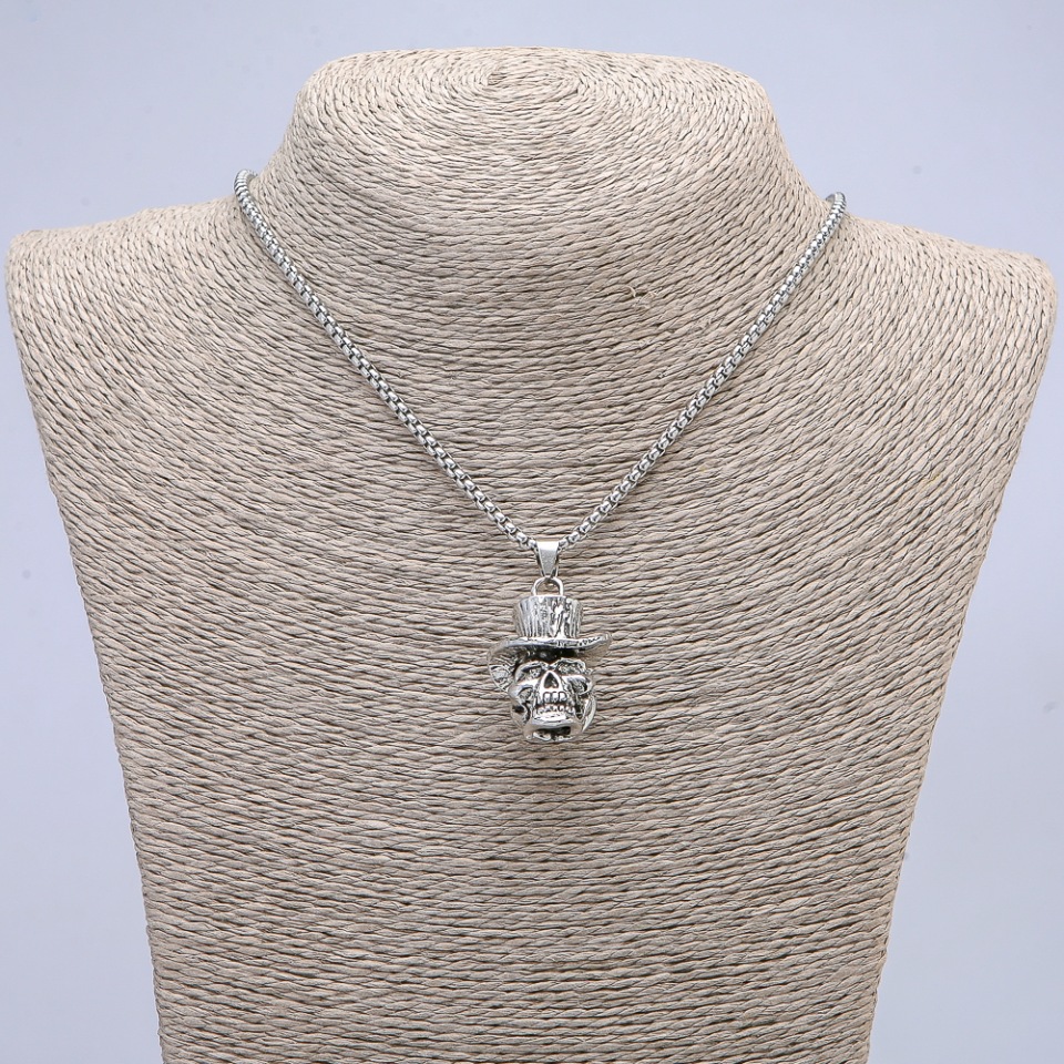 Wisiorek 'Czaszka w kapeluszu' 40×16 mm na łańcuszku, długość 65 cm kolor metalu: srebro