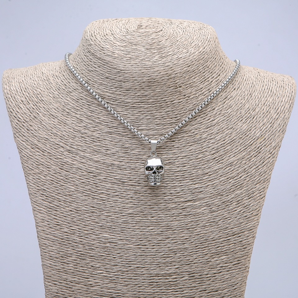 Wisiorek Czaszka srebrny na łańcuszku, długość 65 cm, kolor metalu: srebrny
