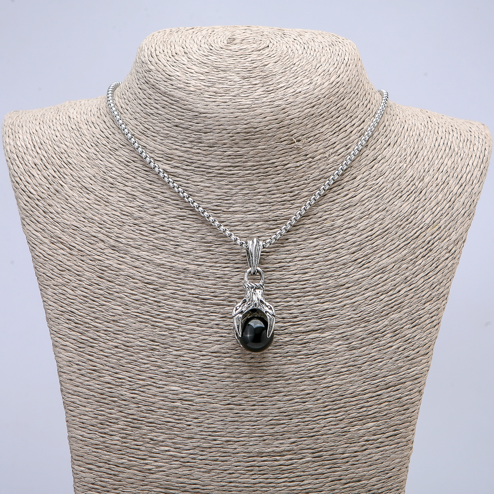 Wisiorek «Łapa z kulą» 45×15 mm + - na łańcuszku, długość 70 cm + - srebrzysty metal