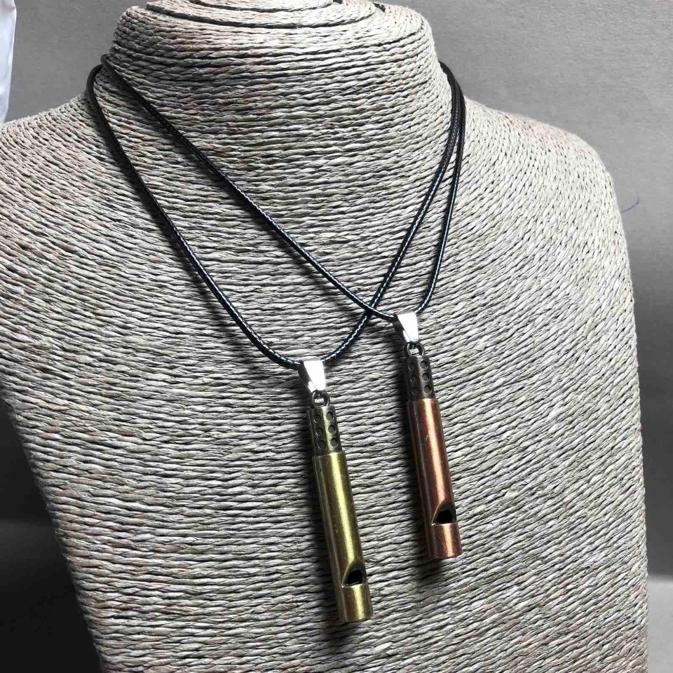 Duetowe zawieszki «Gwizdek» z metalu złotego i brązowego, 55×8 mm, długość 45–50 cm