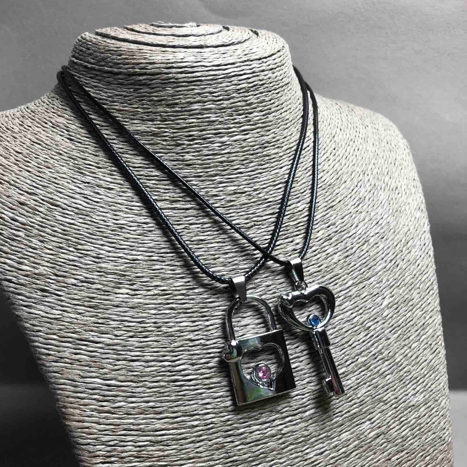 Zestaw dwóch wisiorków „Klucz i Zamek”, metal srebrzysty, niebieska i różowa cyrkonia 45×30 mm, długość 45–50 cm