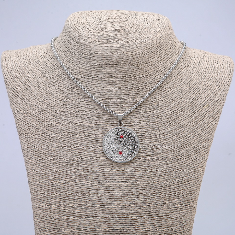Wisiorek Yin-Yang z cyrkoniami 40×30 mm na łańcuszku, długość 70 cm +/- srebrzysty metal