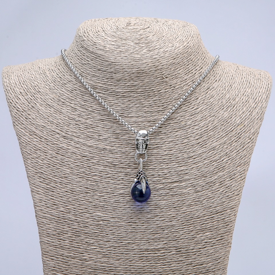 Wisiorek «Łapa z kulą i czaszką» niebieski 50×16 mm + - na łańcuszku, długość 70 cm + - srebrzysty metal