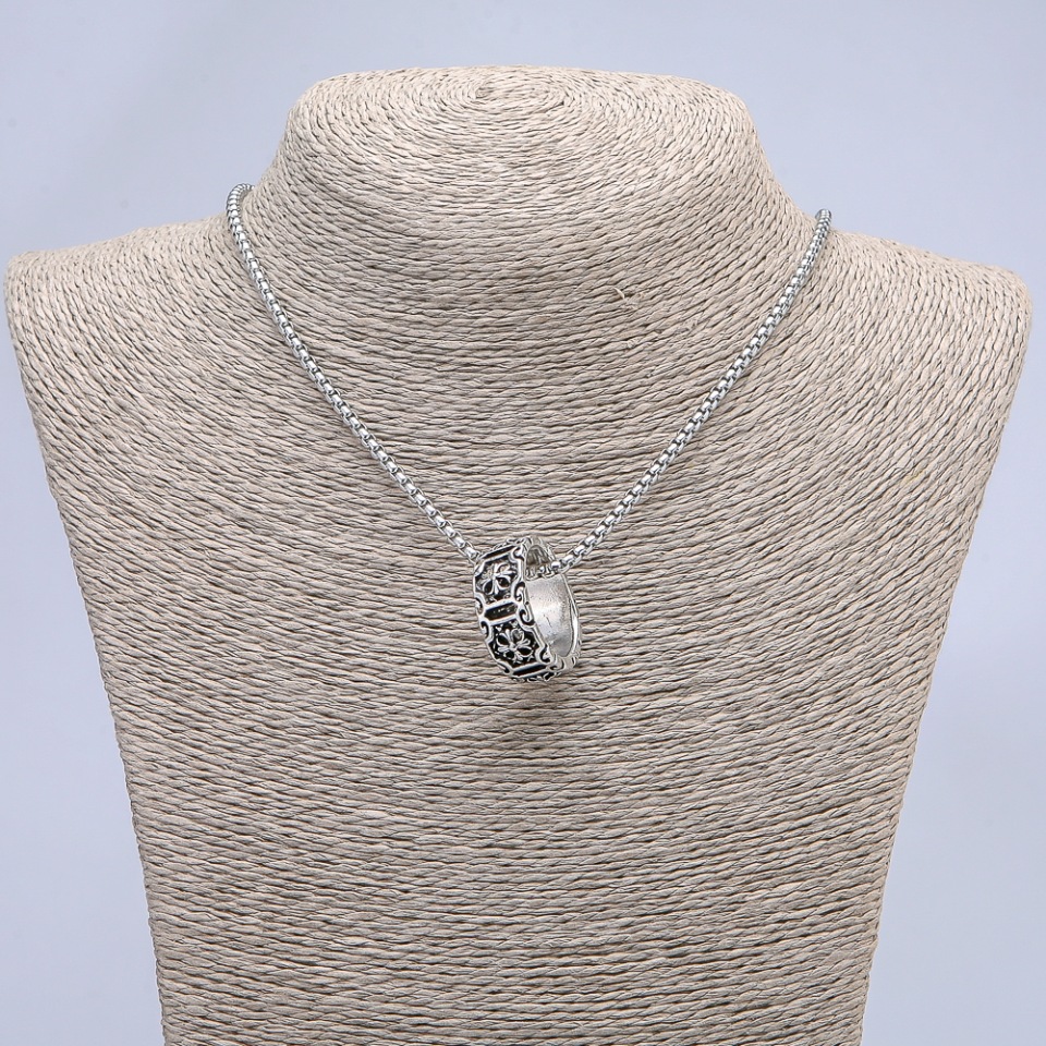 Wisiorek-kółko 27×10 mm na łańcuszku, długość 70 cm +/- srebrzysty metal