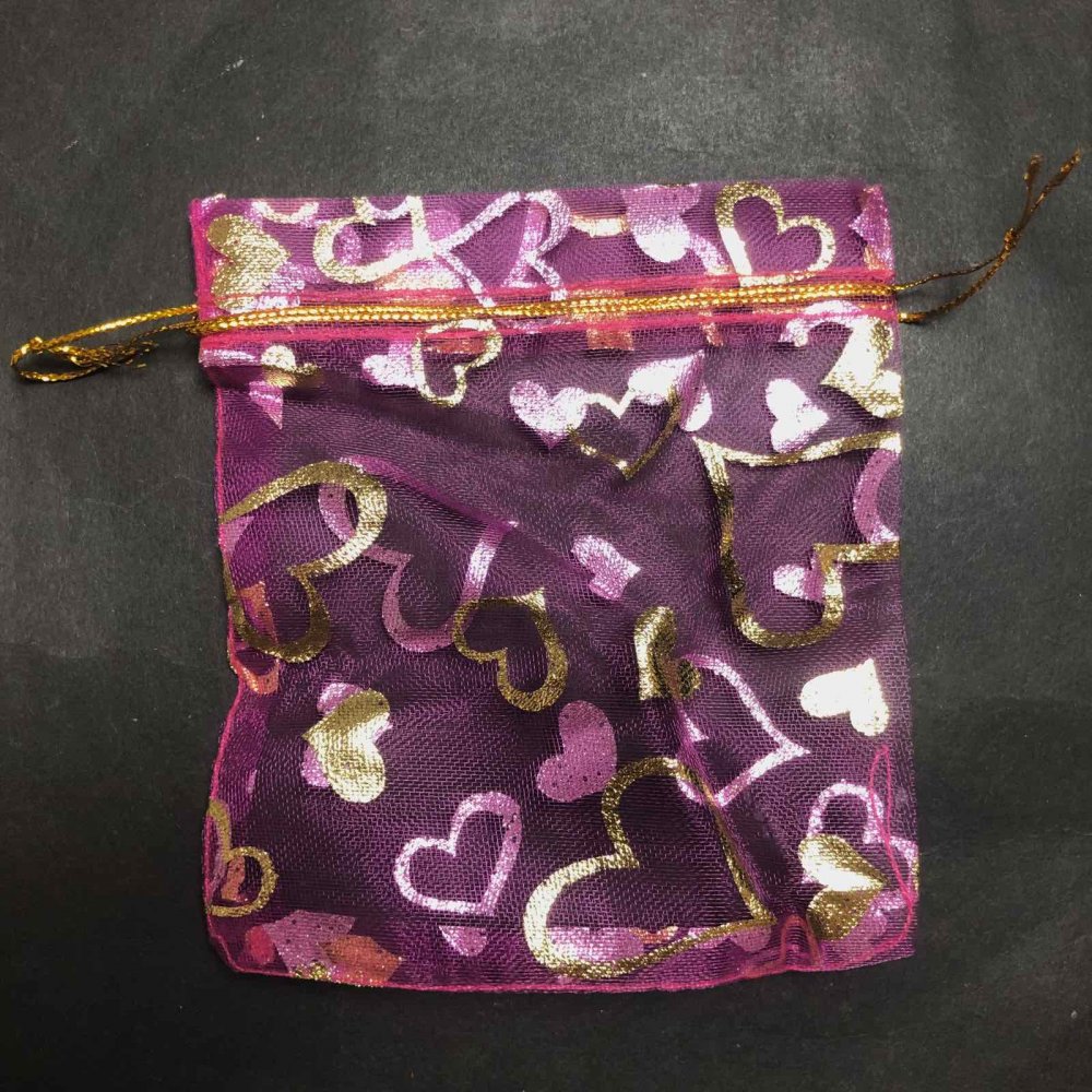 Saszetka prezentowa z organzy malinowa z złotymi sercami i sznureczkami 120×100 mm, 100 szt.