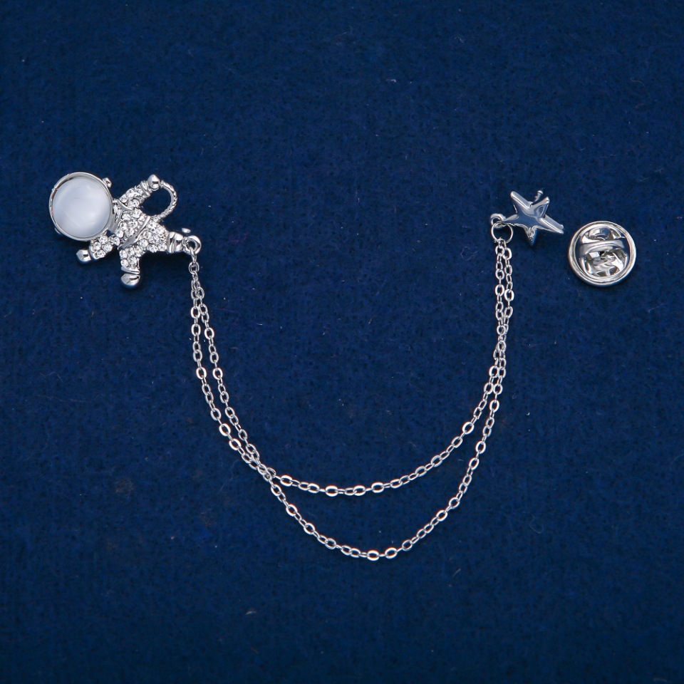 Broszka Kosmonauta z kaboszonem „Kocie oko” i białymi cyrkoniami, metal srebrzysty 27x20 mm + -, długość 12 cm +