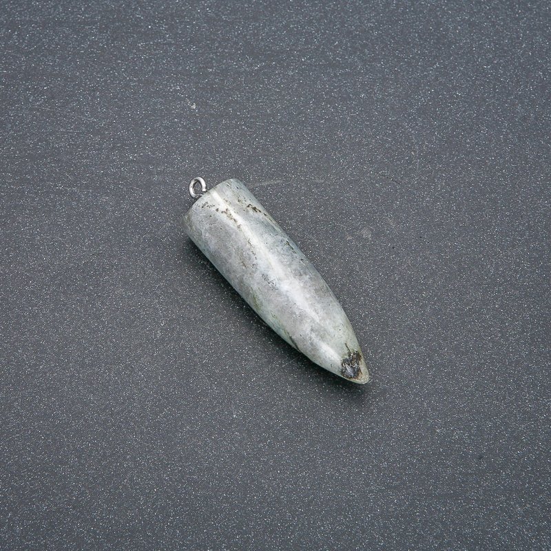 Wisiorek-wahadło z labradorytu o wymiarach 13×40×45 mm (+-)