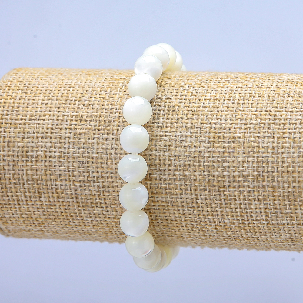 Bransoletka na gumce, białe perłowe kuleczki, średnica 9 mm, długość 18 cm