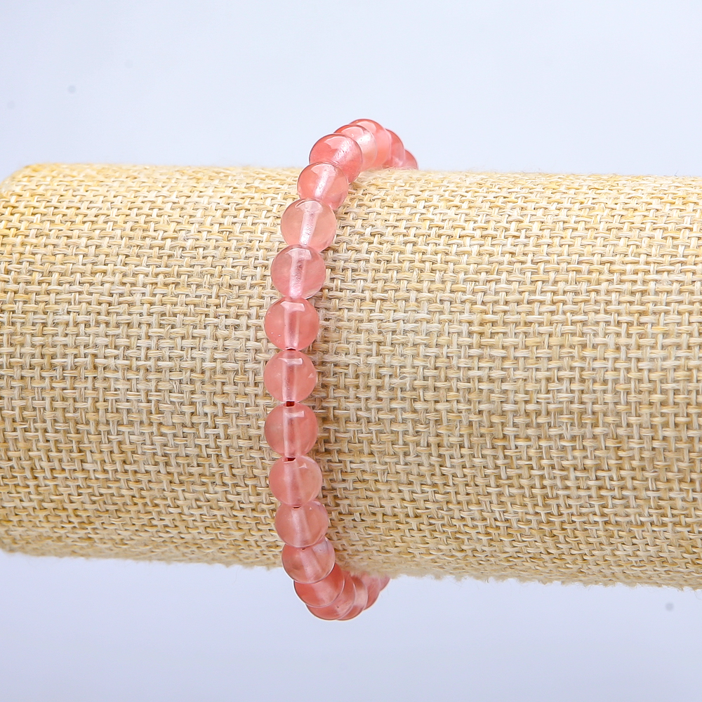 Bransoletka na gumce z chalcedonu sztucznego, gładkie kulki, średnica 6 mm (±), długość 18 cm.