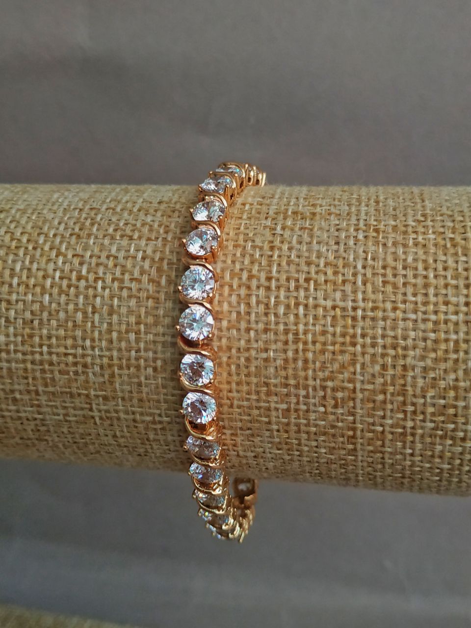 Bransoleta Xuping pozłacana 18K z białymi kryształami, długość 18 cm, grubość 6 mm +