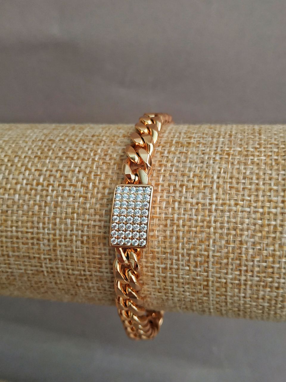 Bransoleta Xuping z pozłaceniem 18K i białymi strassami, długość 17–18 cm, grubość 7 mm +