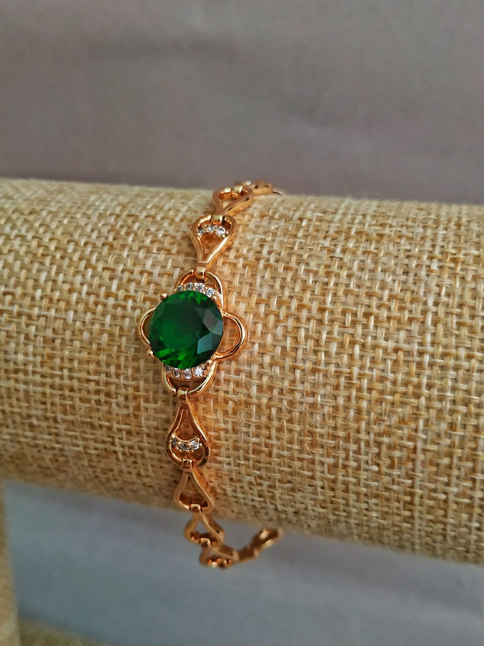 Bransoletka Xuping z pozłotą 18K z białymi cyrkoniami i zielonym kryształem, długość 16–17 cm, grubość 6 mm +