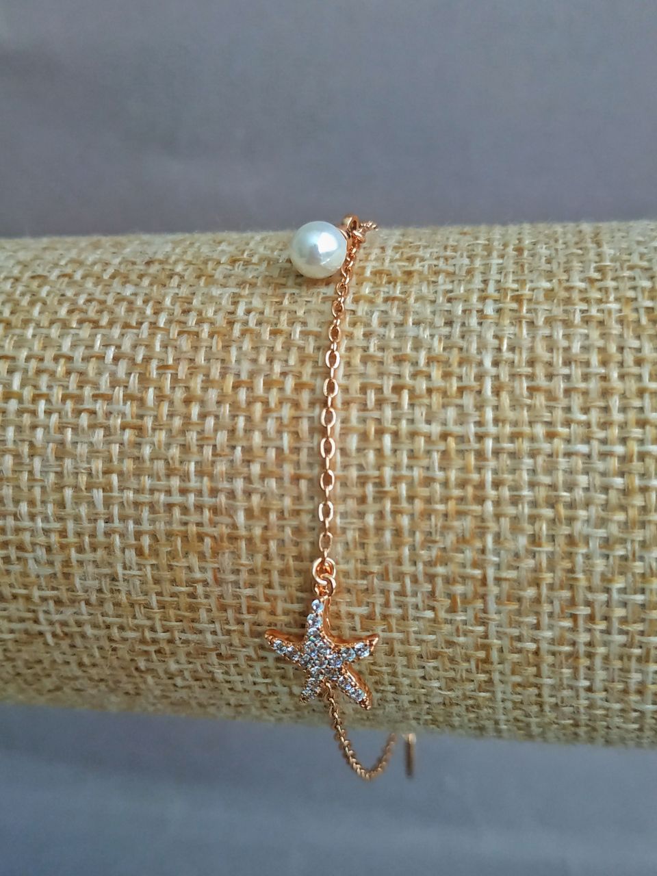 Bransoletka Xuping pozłocenie 18K z białymi kryształami i centralną koraliką, długość 17-20 cm, grubość 1,2 mm +