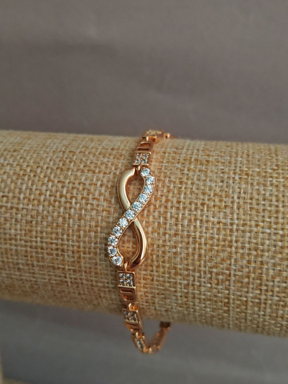 Bransoleta Xuping pozłacana 18K z białymi kryształami, długość 17–19 cm, grubość 3,7 mm +