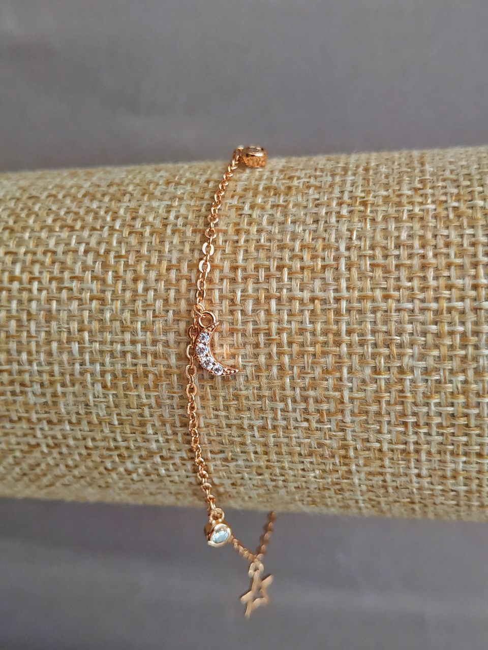 Bransoletka Xuping pozłocenie 18K z białymi kryształkami, długość 17–19 cm, grubość 1,2 mm +