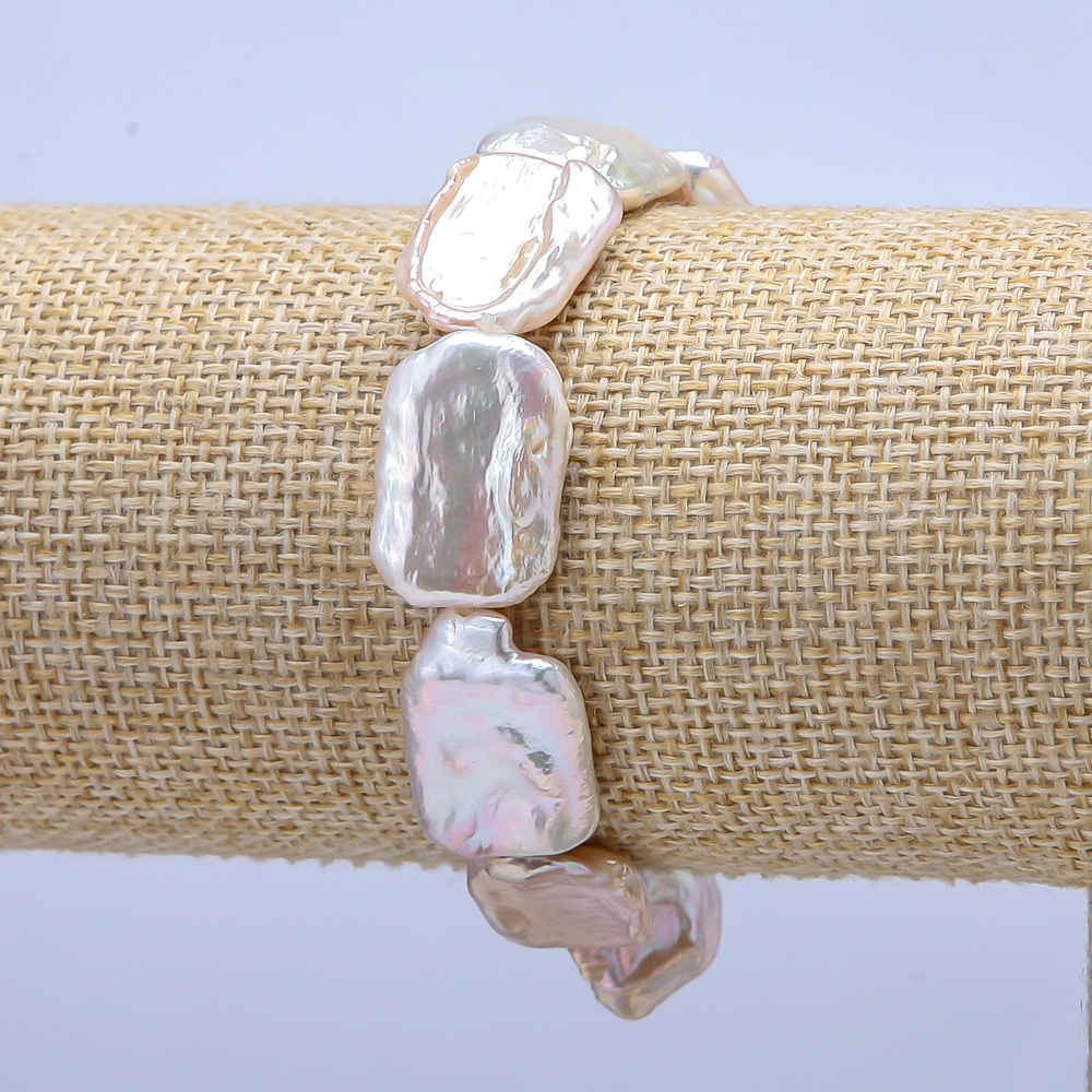 Bransoletka na gumce z barokowych pereł, średnica 22×14 mm, długość 18 cm