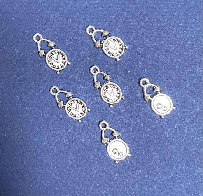 Zawieszka do biżuterii „Budzik zegar” kolor metalu „srebro” fas. 20 g +/- 20 szt.