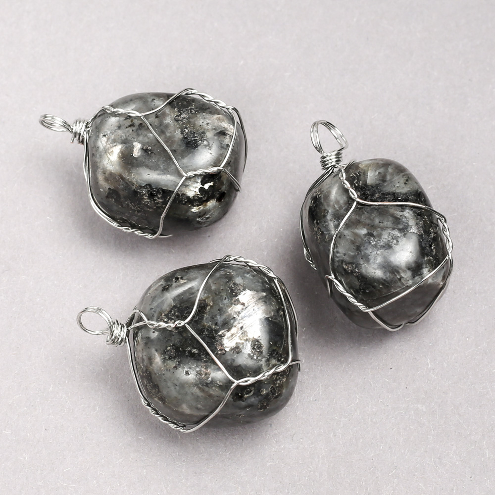 Wisiorek z labradorytem w srebrzystym opleceniu, średnica 35×20 mm+