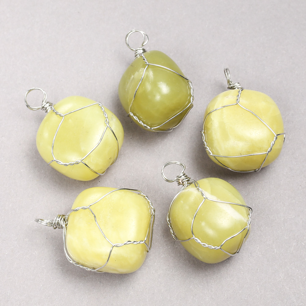 Wisiorek w srebrzystym opleceniu z naturalnego kamienia jadeit, średnica 35×20 mm+