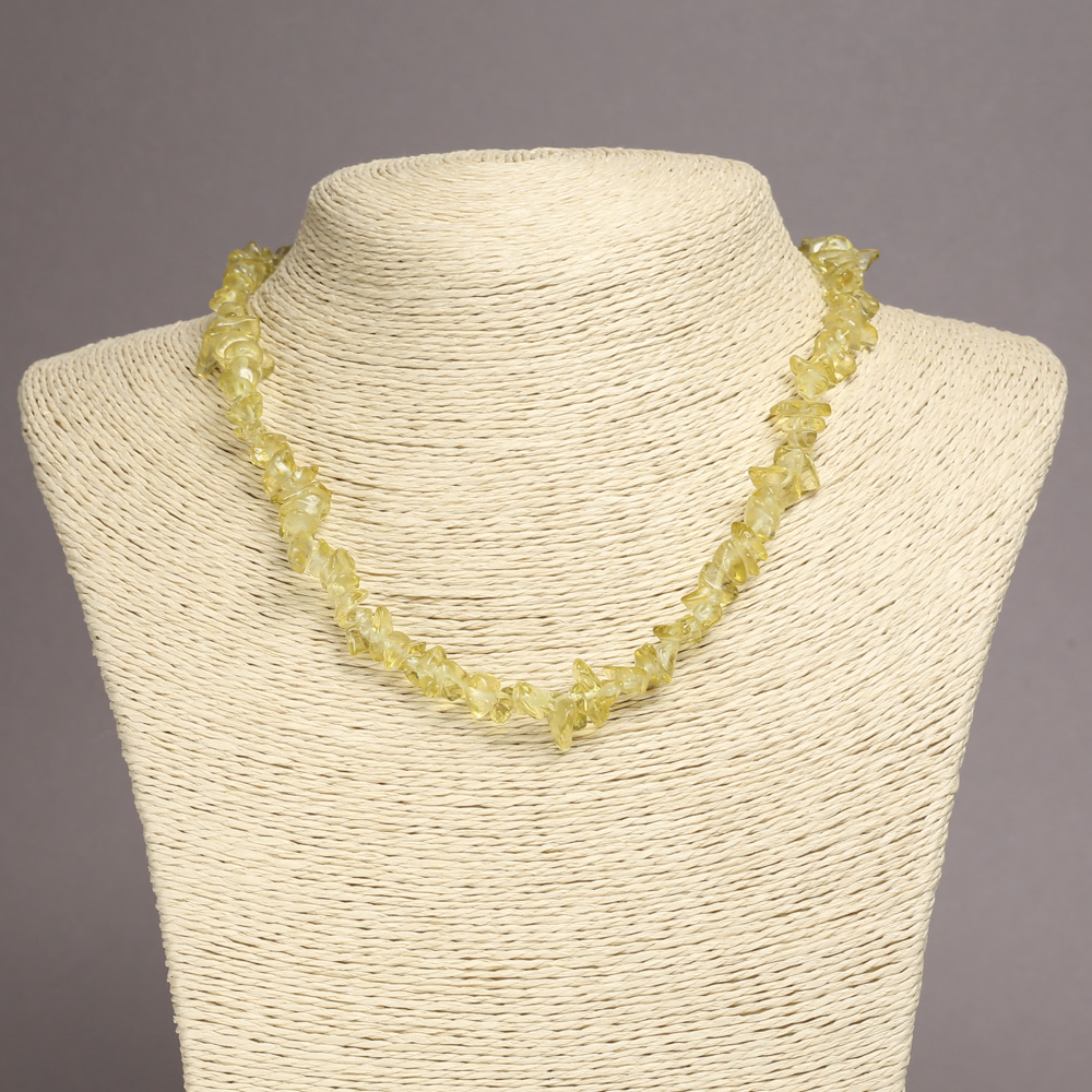 Naszyjnik z tonowanego różowego kwarcu — drobne kawałki o średnicy 6–8 mm, długość 45 cm, na przedłużanym łańcuszku