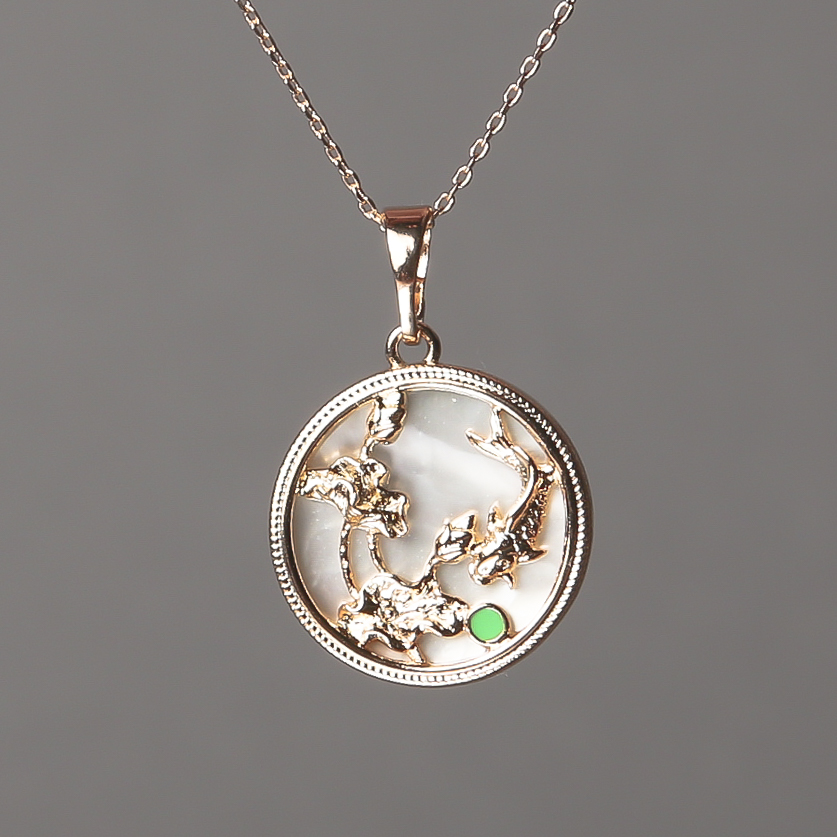 Łańcuszek Xuping pozłacany 18K z wisiorkiem z masą perłową i zieloną emalią, średnica około 15 mm + -, grubość 0,5 mm + -, długość 48 cm +