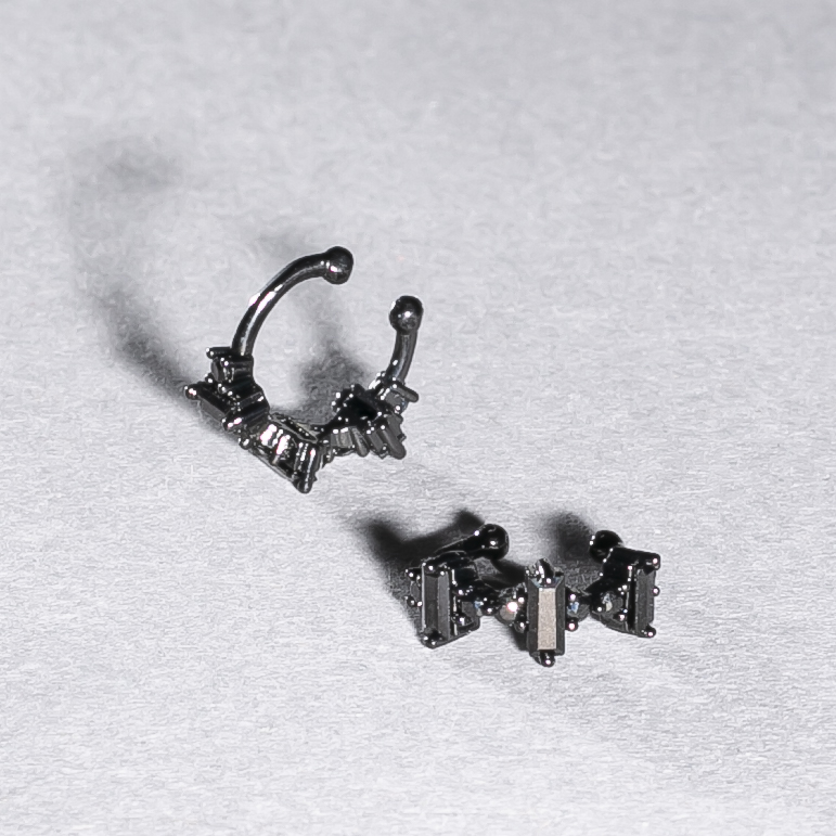 Kaf Xuping z czarnym rodem i czarnymi kryształami 5x12 mm +