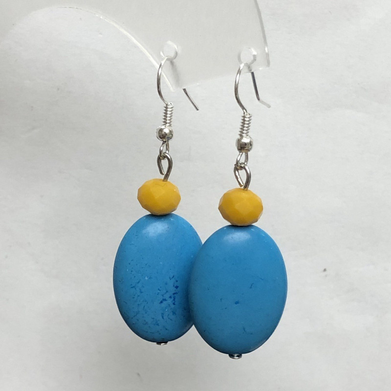 Kolczyki z błękitnym turkusem owalne 18×25 mm +- i szkło rondelowe 8×6 mm +-, długość 50 mm +